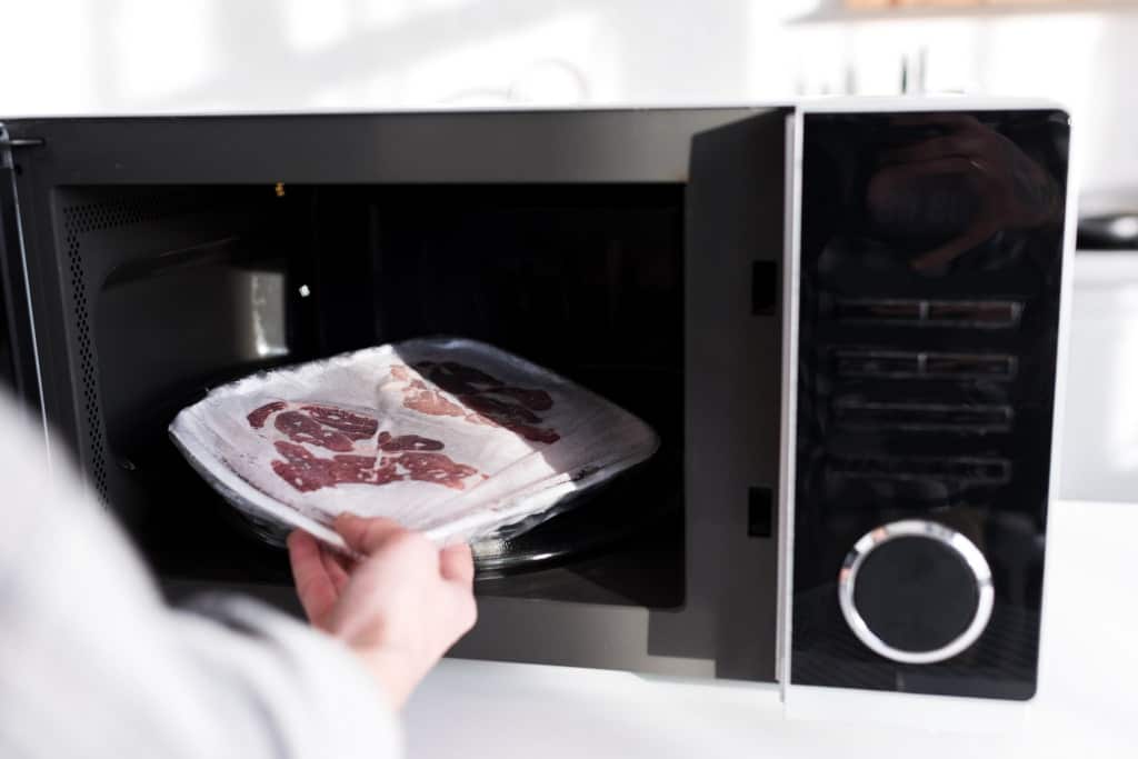 Microwave with frozen food defrosting