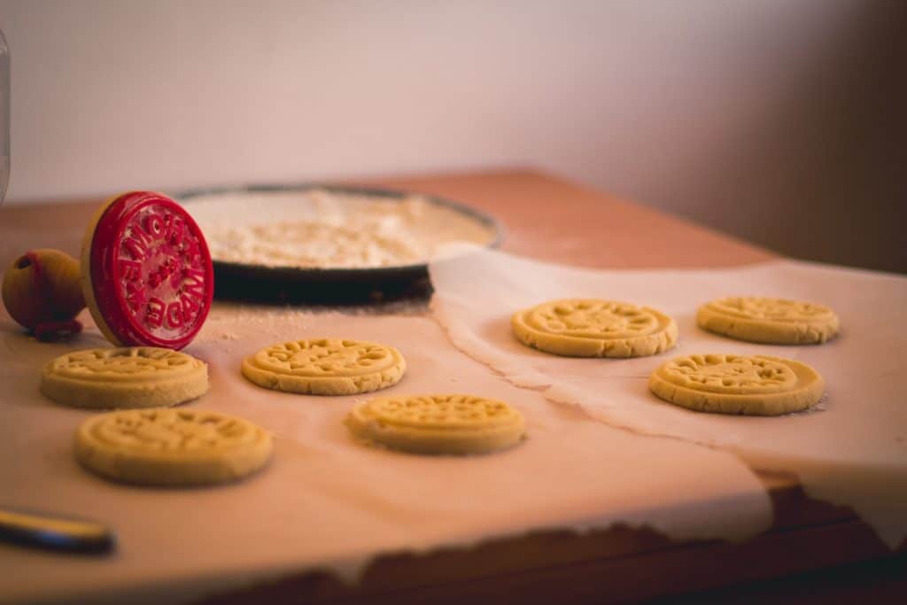 Parchment Paper vs Baking Paper vs Wax Paper: Difference and Substitutes 2