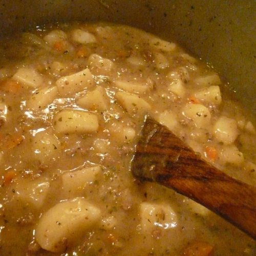 Easy and yummy slow cooker cheeseburger soup