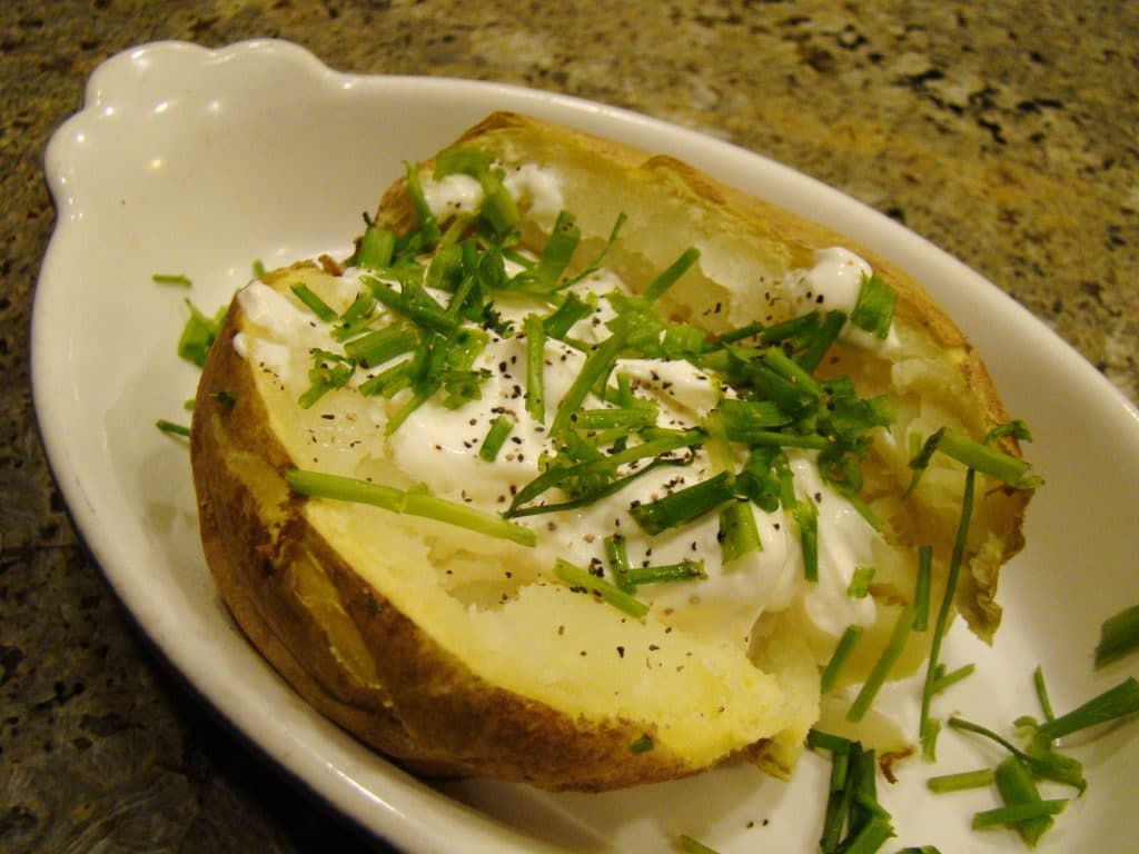 10-minute-baked-potato-in-microwave-paper-towel