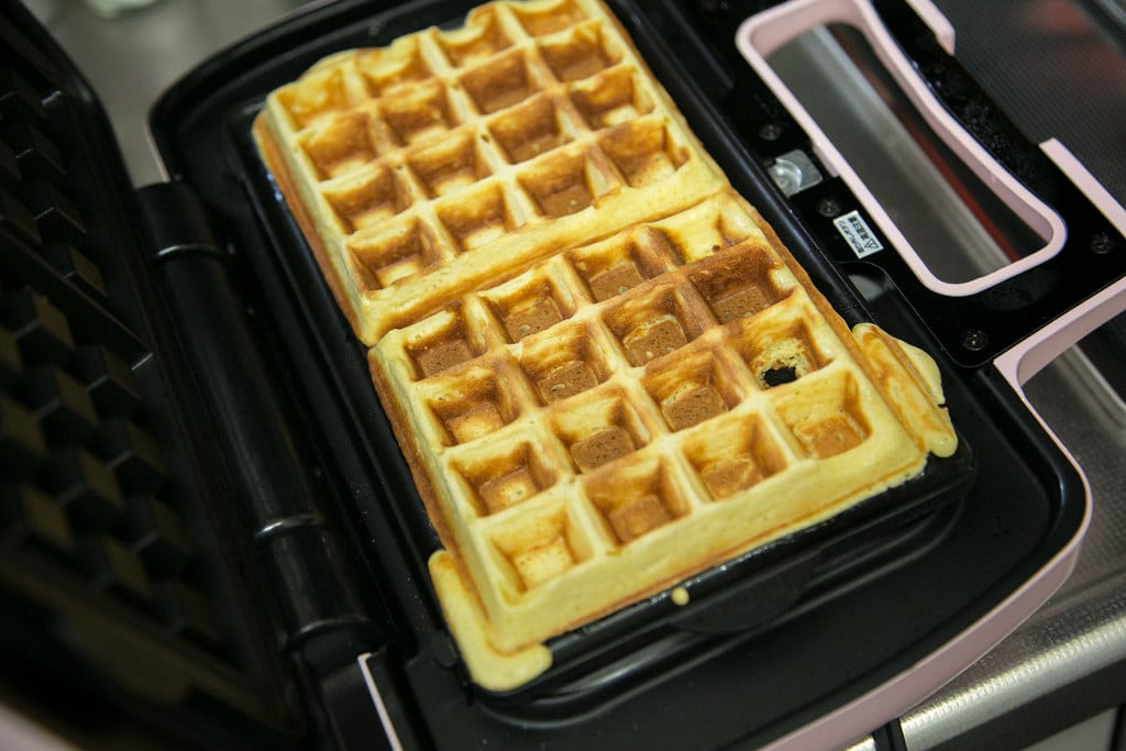 https://thebrilliantkitchen.com/wp-content/uploads/2022/08/How-To-Clean-A-Waffle-Iron.jpg