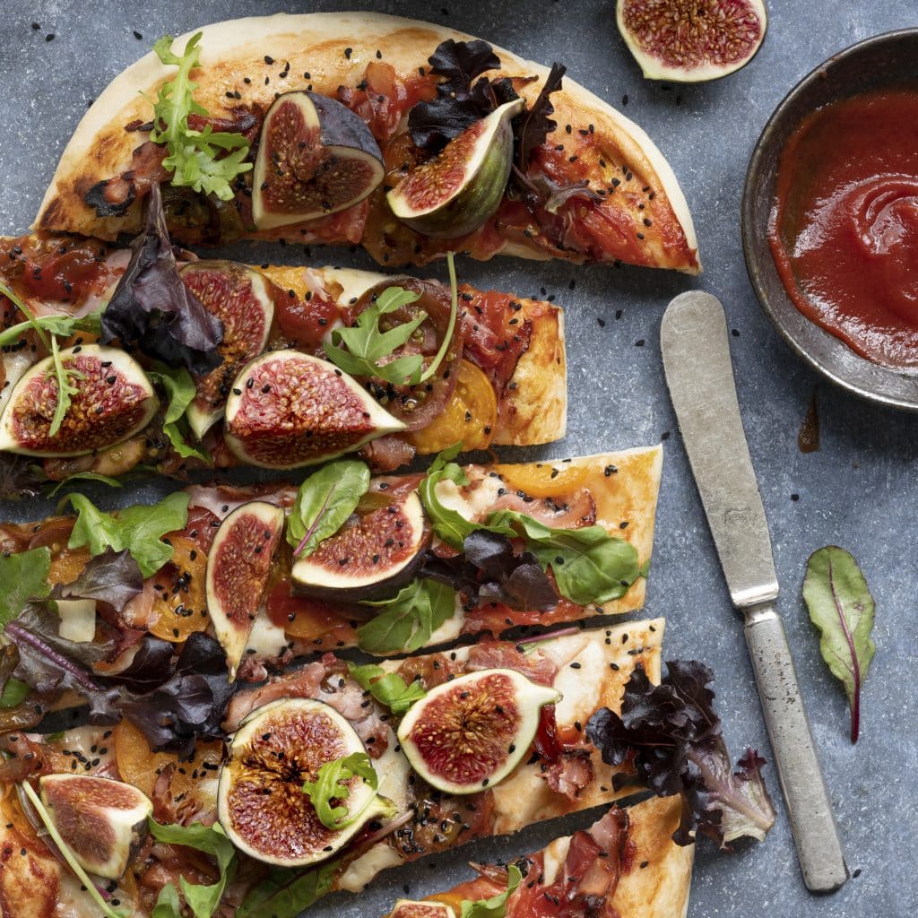 Fig & prosciutto pizzettas